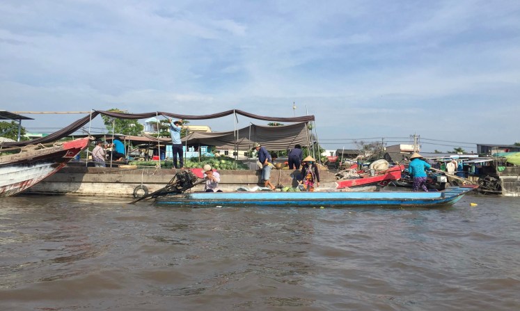 Transaction in the Cai Rang Floating Market in Can Tho, Vietnam